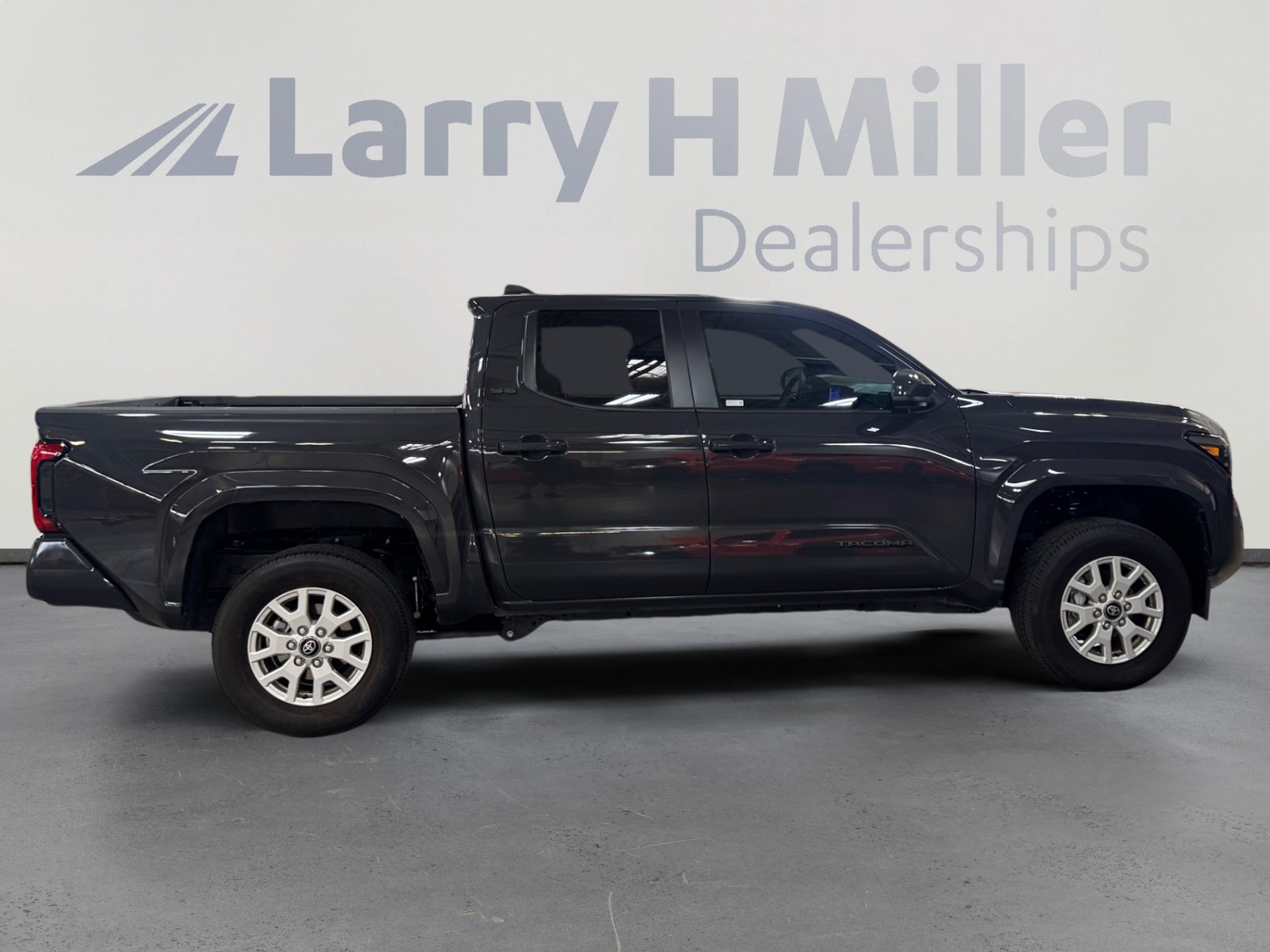 Certified 2025 Toyota Tacoma SR5 AWD/4WD image 6