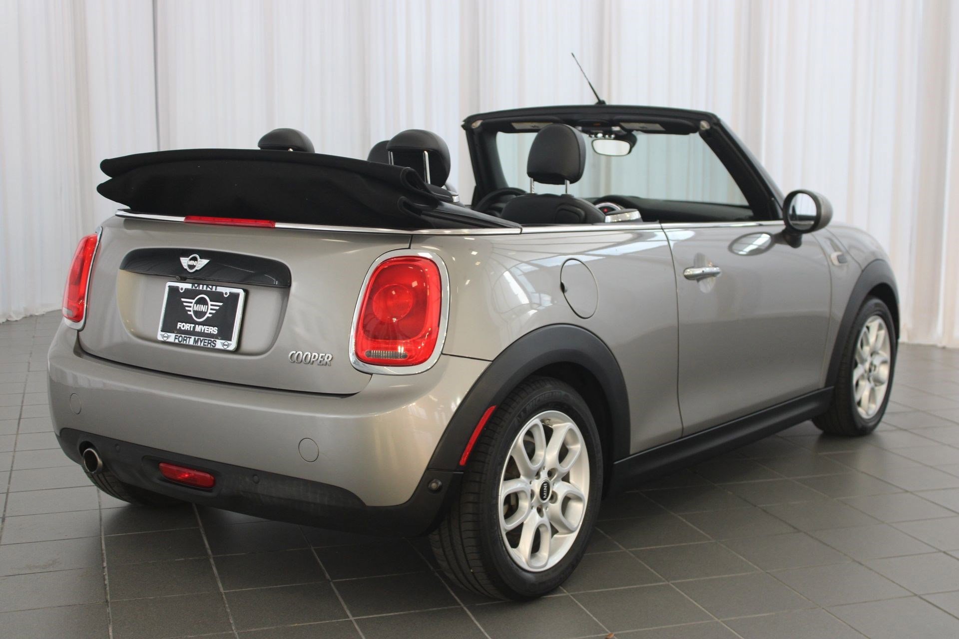 Used 2018 MINI Cooper Convertible image 8