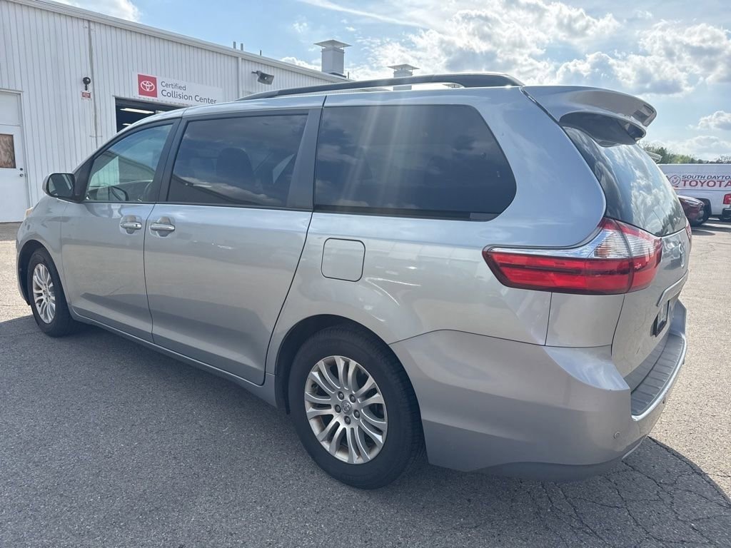 Used 2017 Toyota Sienna XLE image 9