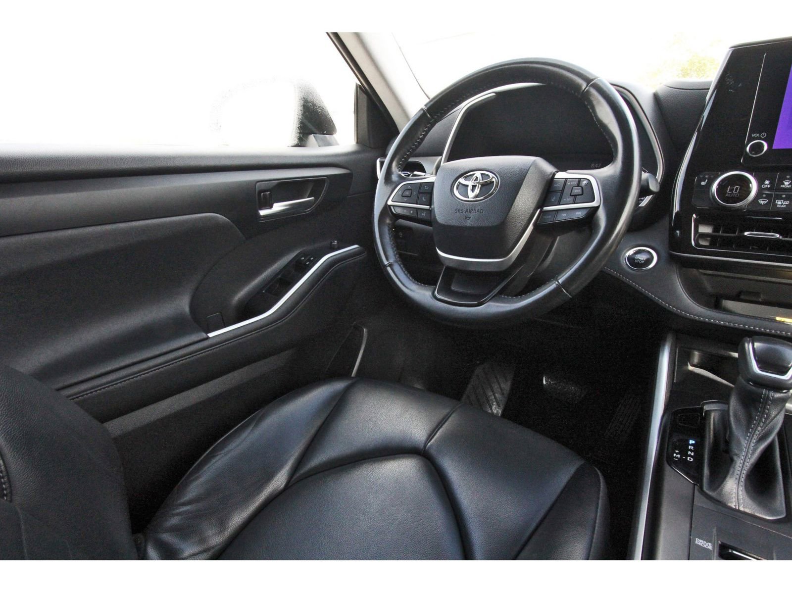 Used 2023 Toyota Highlander XLE image 11