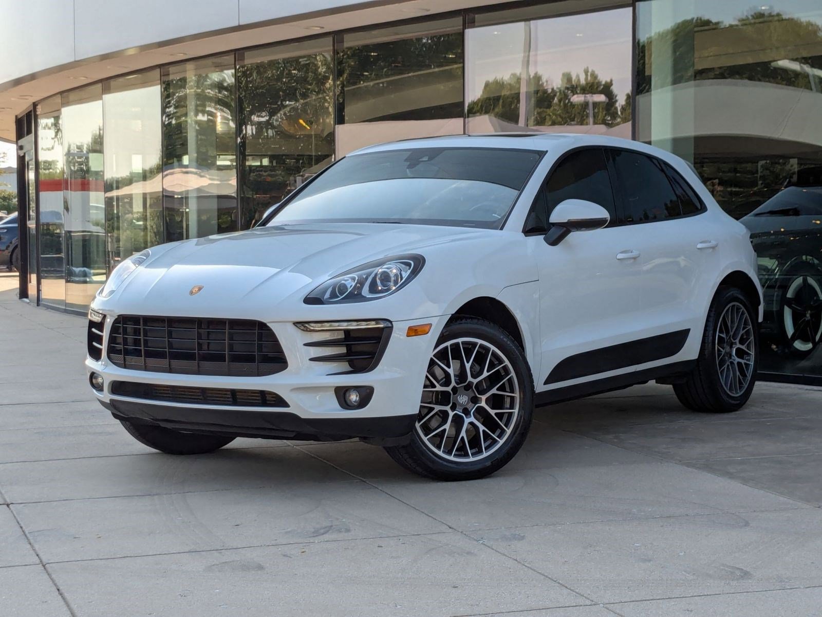 Used 2017 Porsche Macan image 1