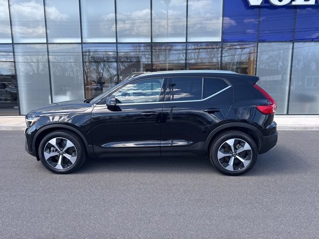 Certified 2025 Volvo XC40 B5 Plus AWD/4WD image 2