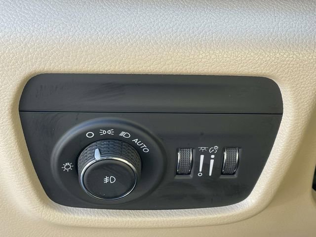 Used 2023 Jeep Grand Cherokee L Limited w/ Luxury Tech Group II image 17