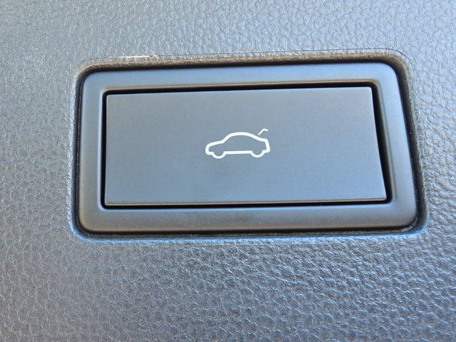 Used 2025 Volkswagen Atlas SE w/ Panoramic Sunroof Package FWD image 6
