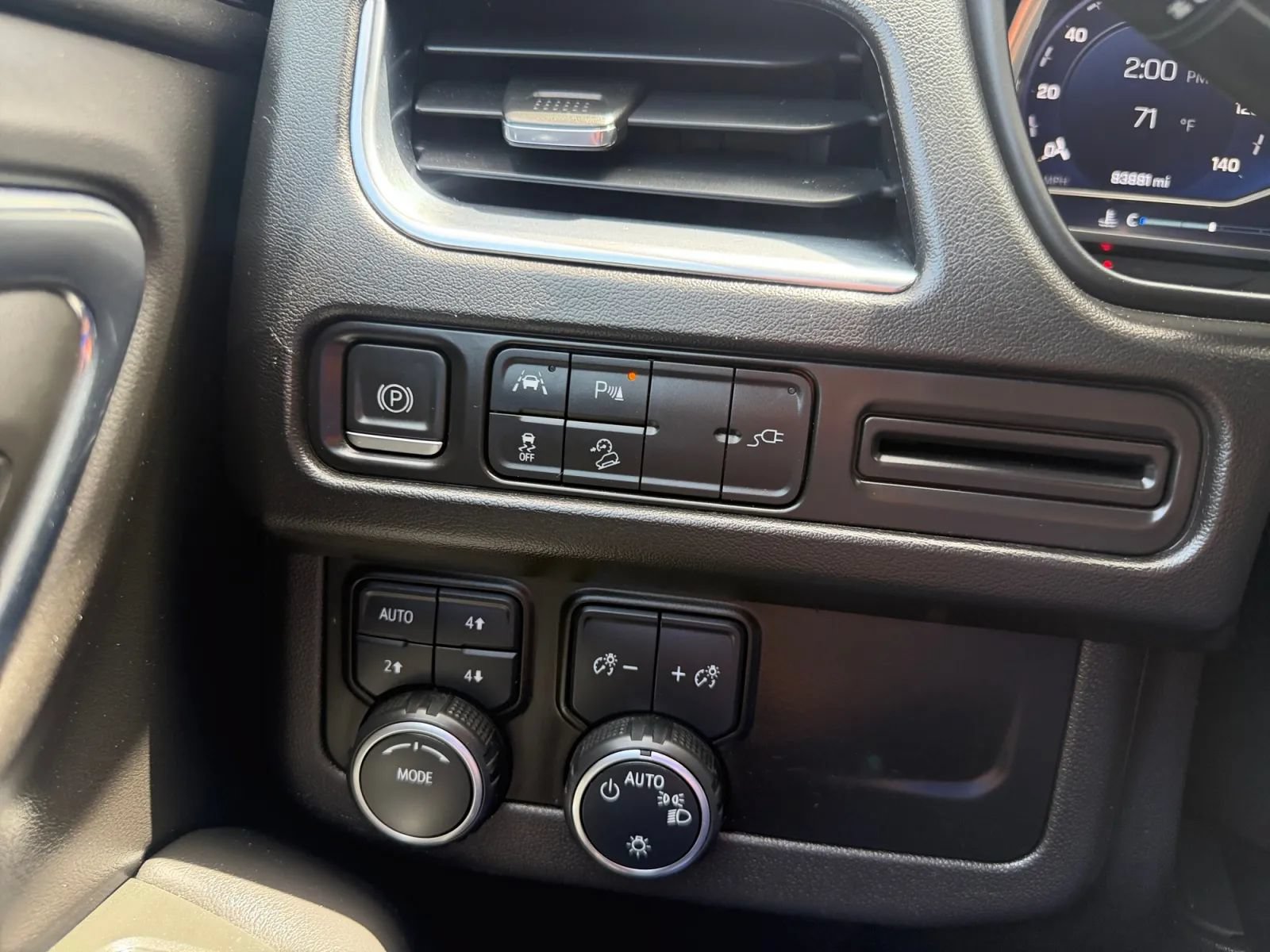 Used 2022 Chevrolet Suburban Z71 AWD/4WD image 18
