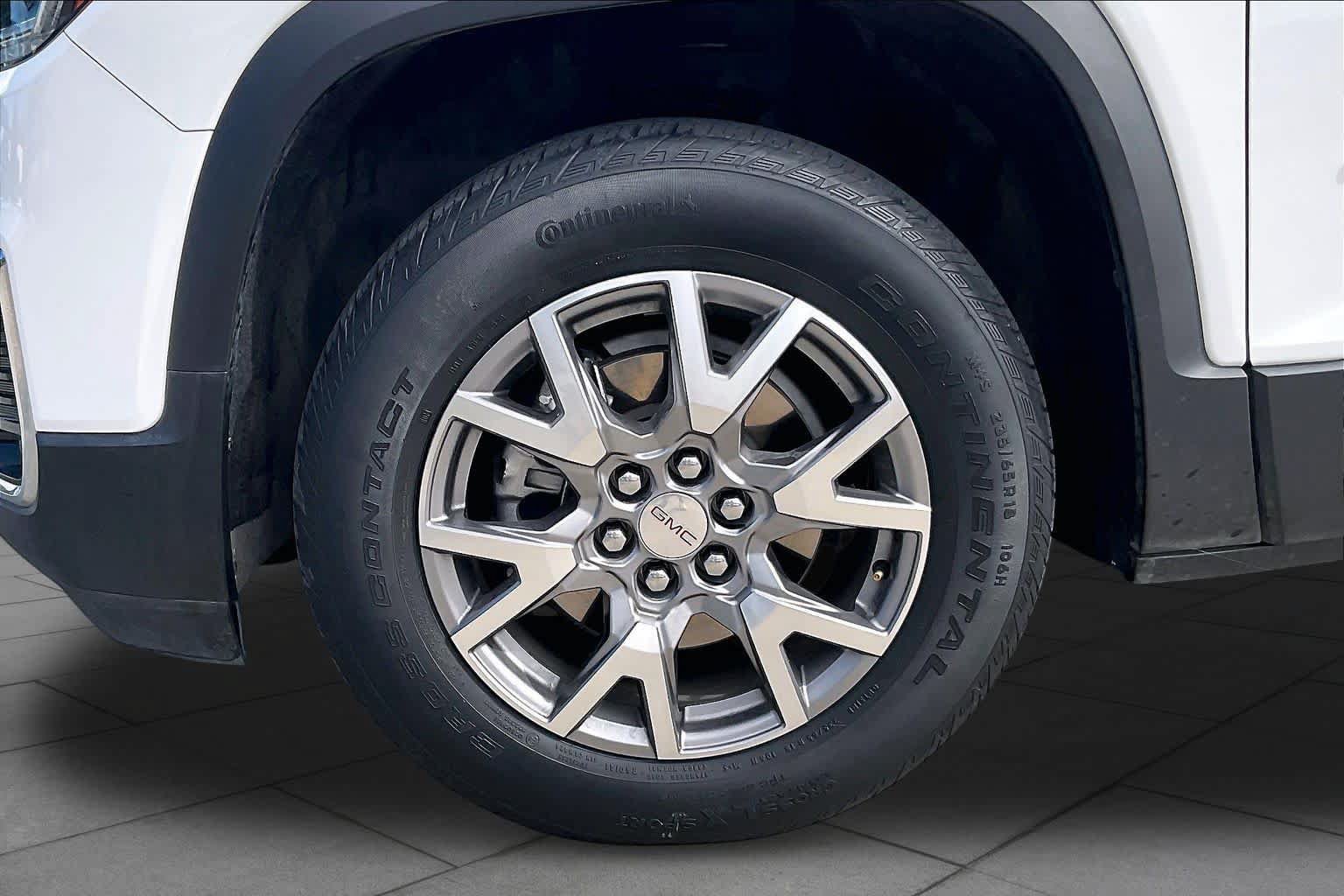 Used 2022 GMC Acadia SLT w/ Technology Package FWD image 11