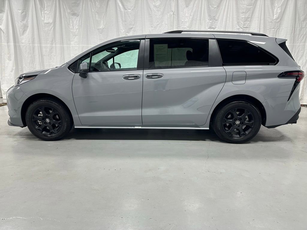 Used 2026 Toyota Sienna XLE Woodland Edition AWD/4WD image 4