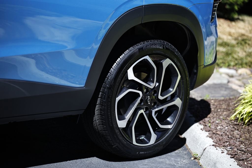 Used 2025 Chevrolet Trax RS w/ Sunroof Package FWD image 10