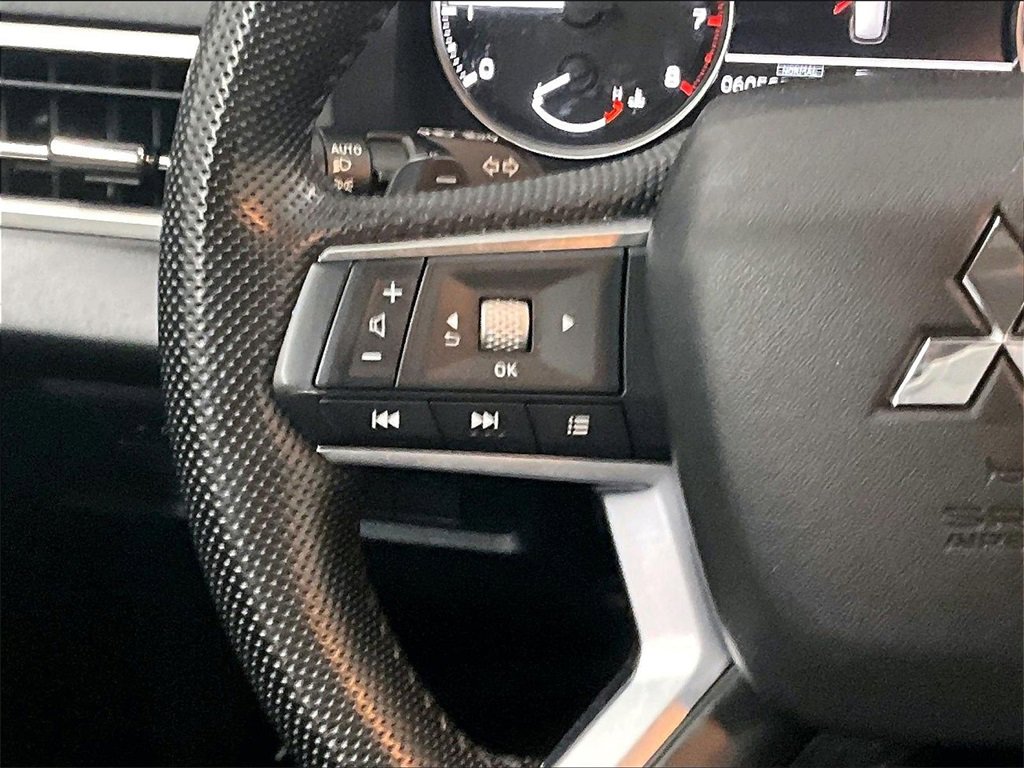 Used 2023 Mitsubishi Outlander SE image 23