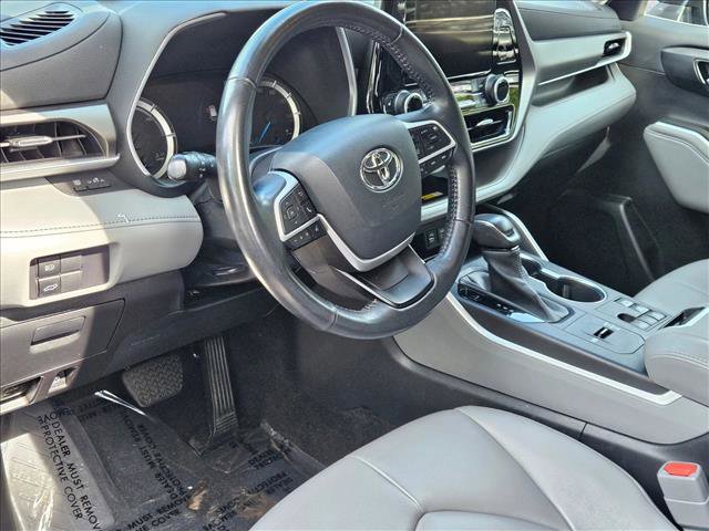 Used 2023 Toyota Highlander XLE AWD/4WD image 9