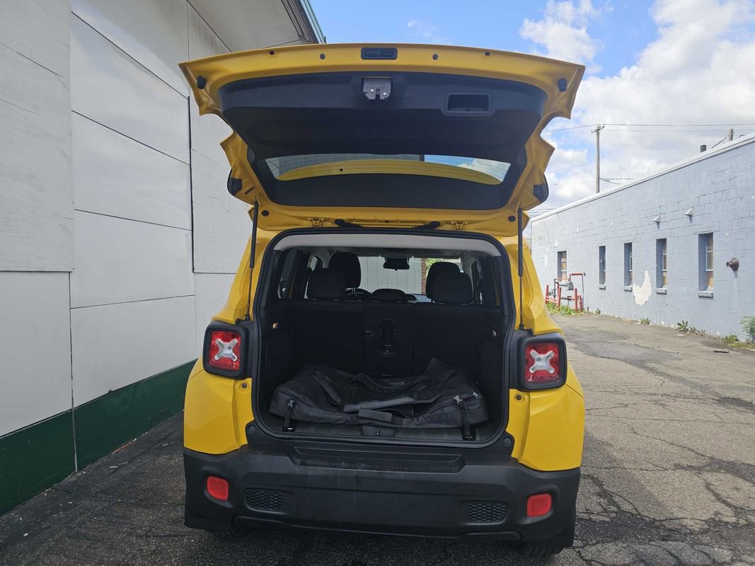 Used 2015 Jeep Renegade Latitude w/ Popular Equipment Group AWD/4WD image 28