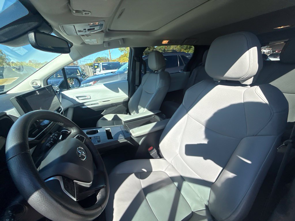 Used 2025 Toyota Sienna XLE w/ XLE Plus Package AWD/4WD image 16