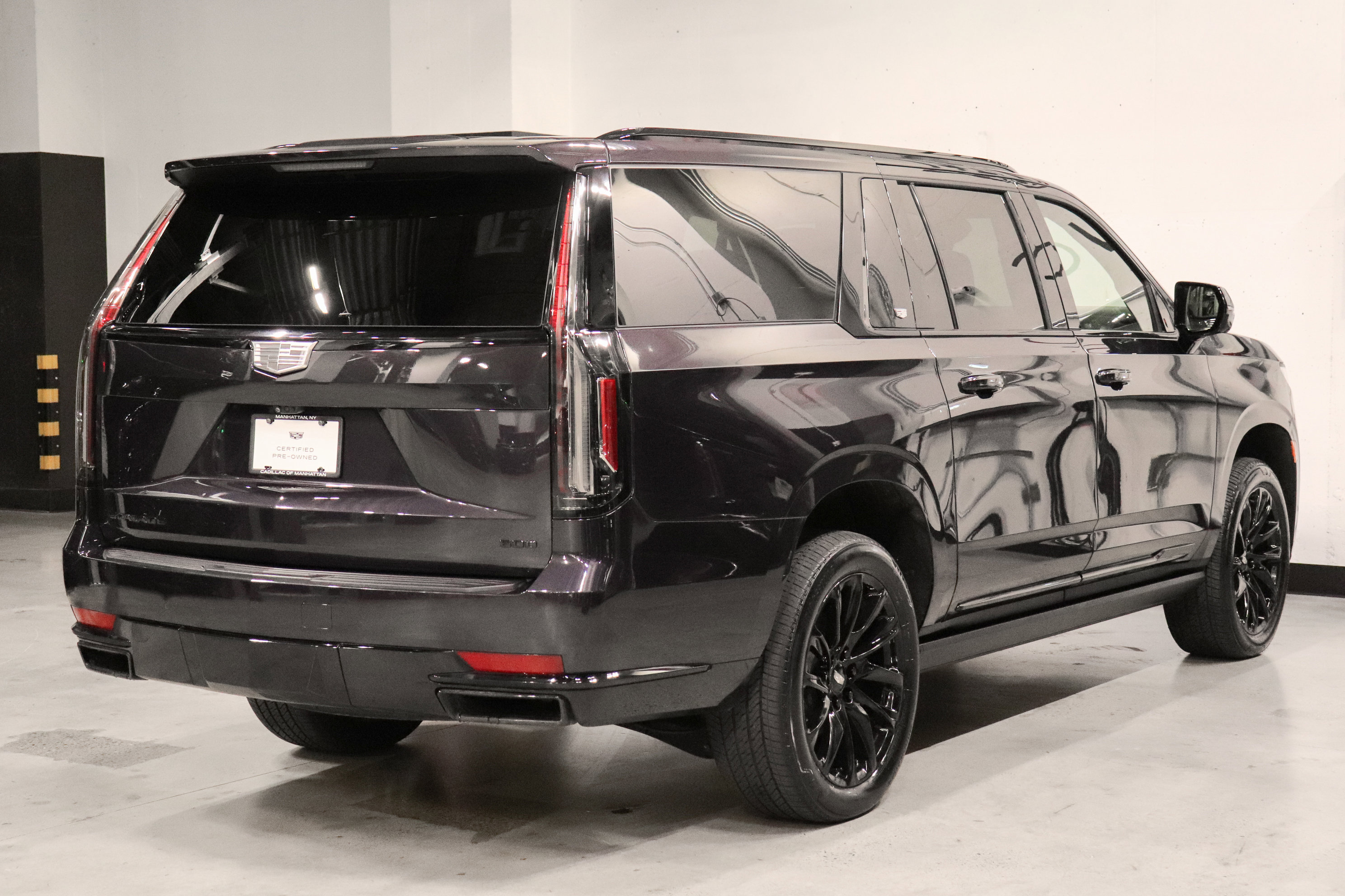 Used 2023 Cadillac Escalade ESV Sport Platinum w/ LPO, ONYX Package AWD/4WD image 5