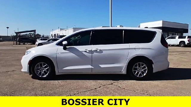 Used 2023 Chrysler Pacifica Touring-L image 5