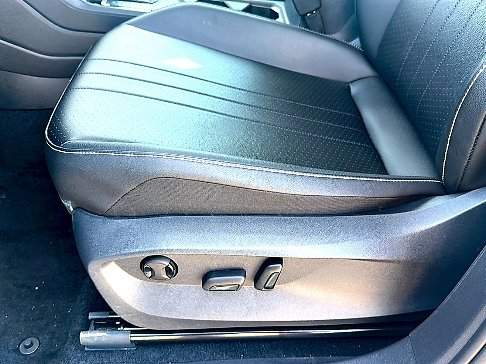 Used 2024 Volkswagen Tiguan SE w/ Panoramic Sunroof Package image 15