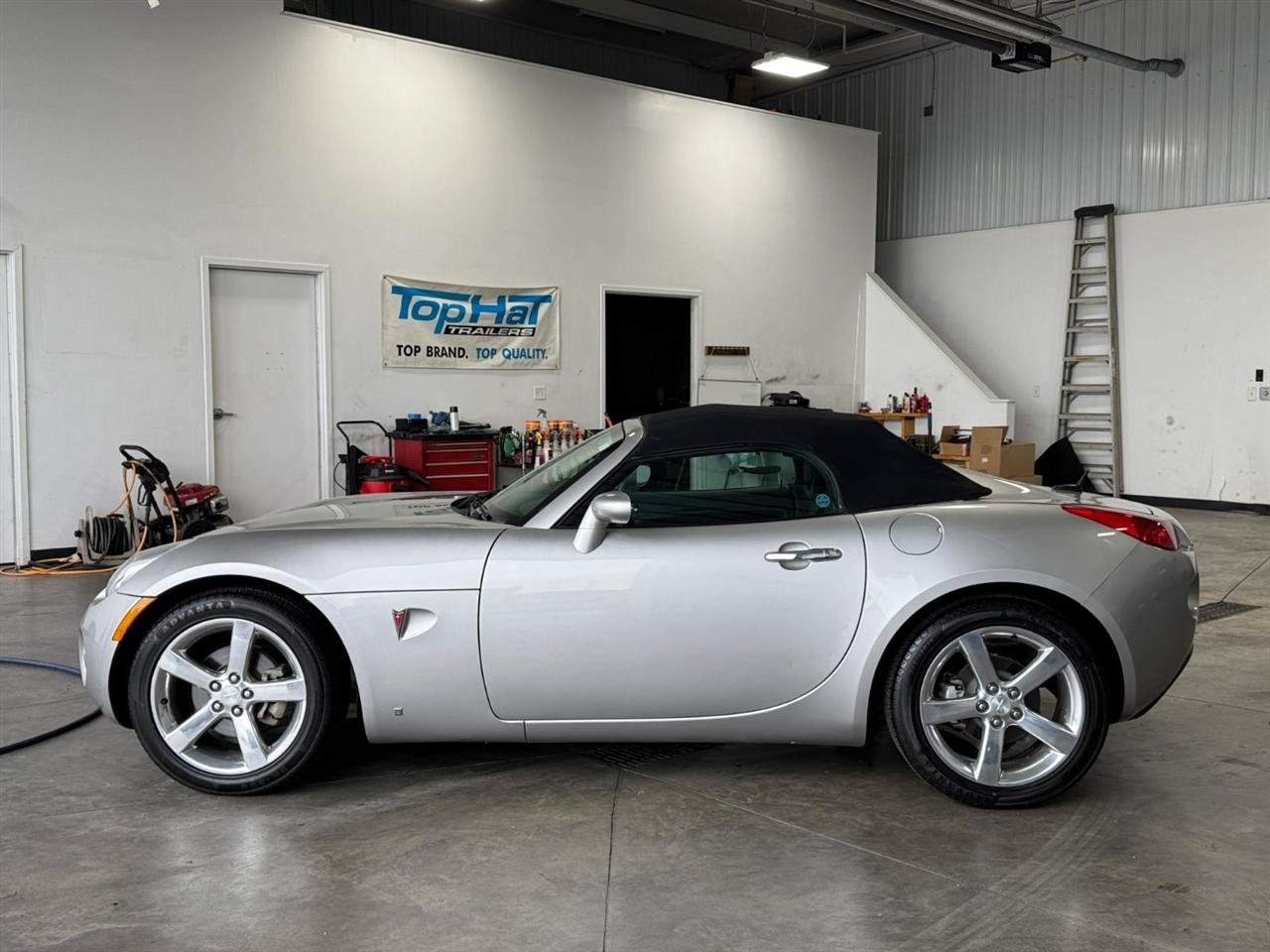 Used 2007 Pontiac Solstice Convertible w/ Premium Package RWD image 15