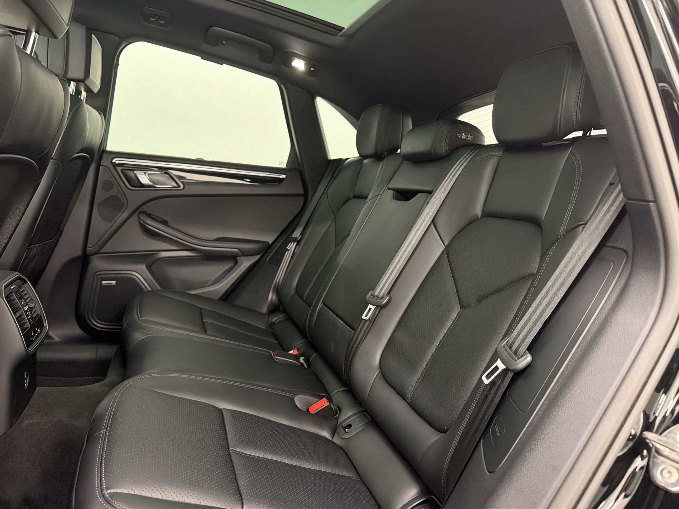 Used 2026 Porsche Macan AWD/4WD image 22