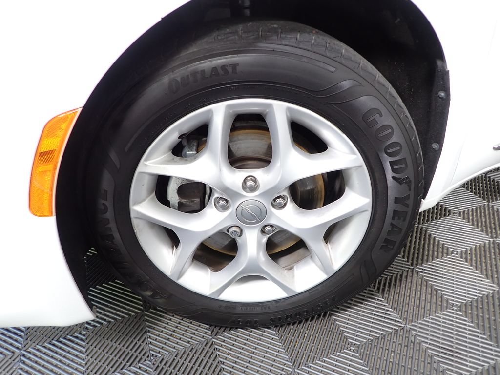 Used 2017 Chrysler Pacifica Touring-L w/ Tire & Wheel Group FWD image 37