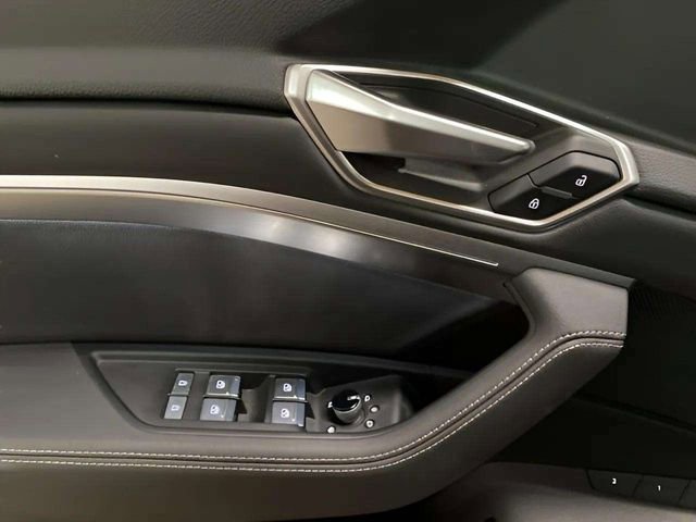 Used 2022 Audi e-tron Premium Plus w/ Premium Plus Package image 44