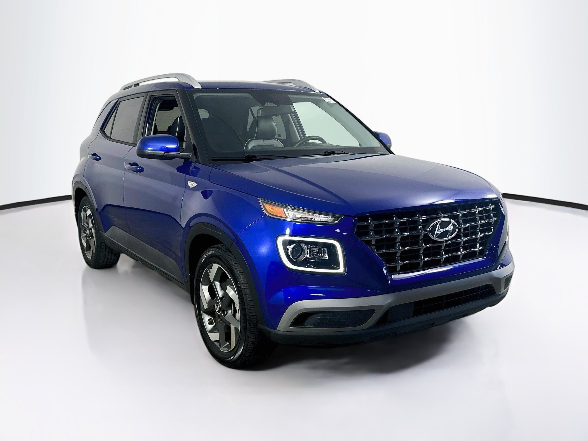 Used 2023 Hyundai Venue Limited FWD image 3