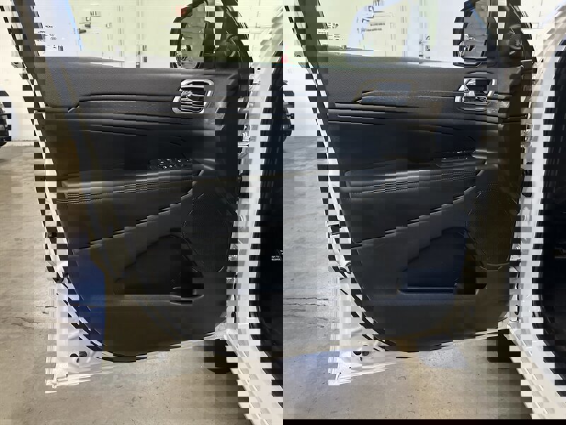 Used 2017 Jeep Grand Cherokee Altitude image 25