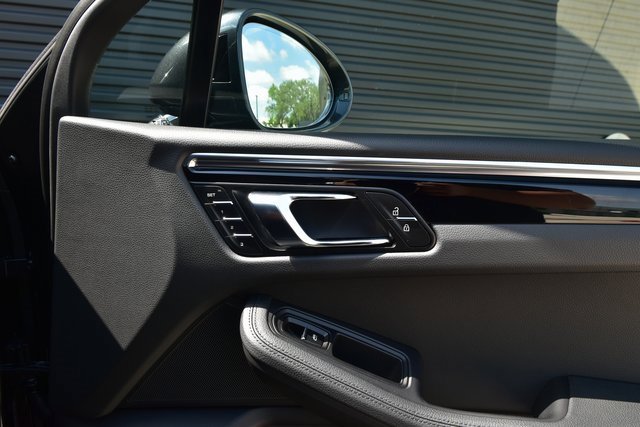 Certified 2025 Porsche Macan image 27