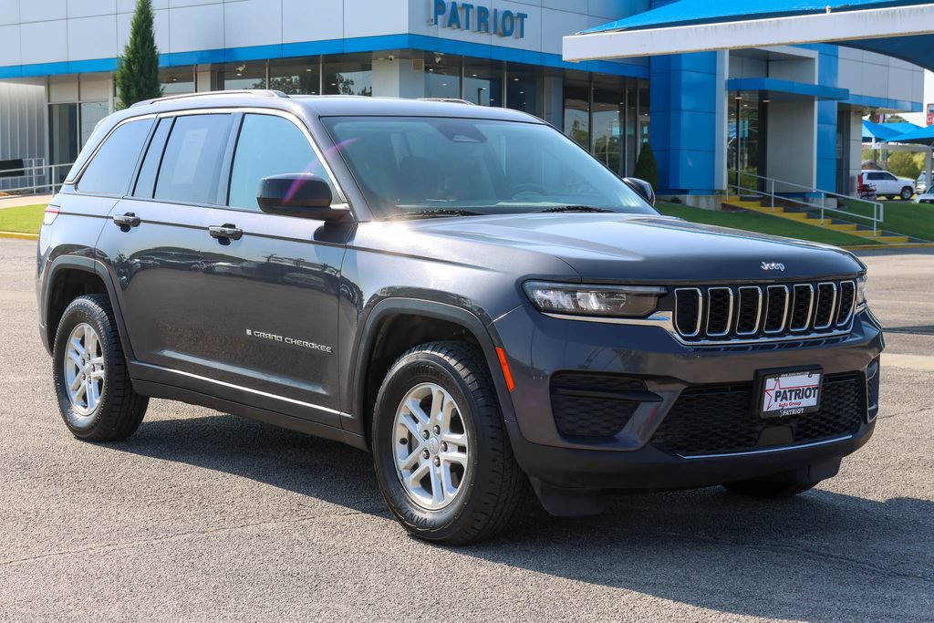 Used 2024 Jeep Grand Cherokee Laredo AWD/4WD image 1