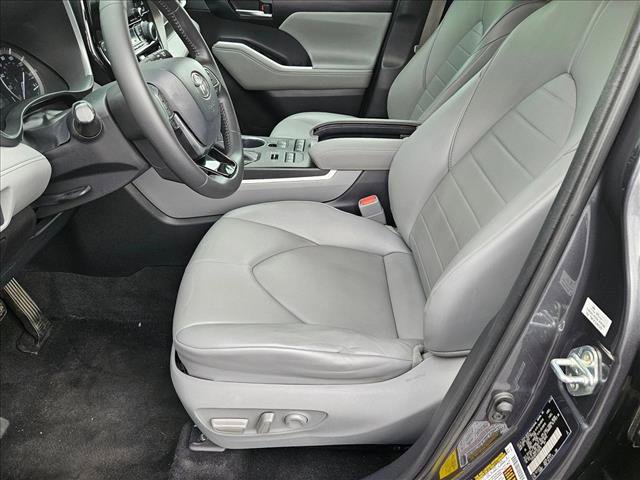 Used 2020 Toyota Highlander XLE AWD/4WD image 15