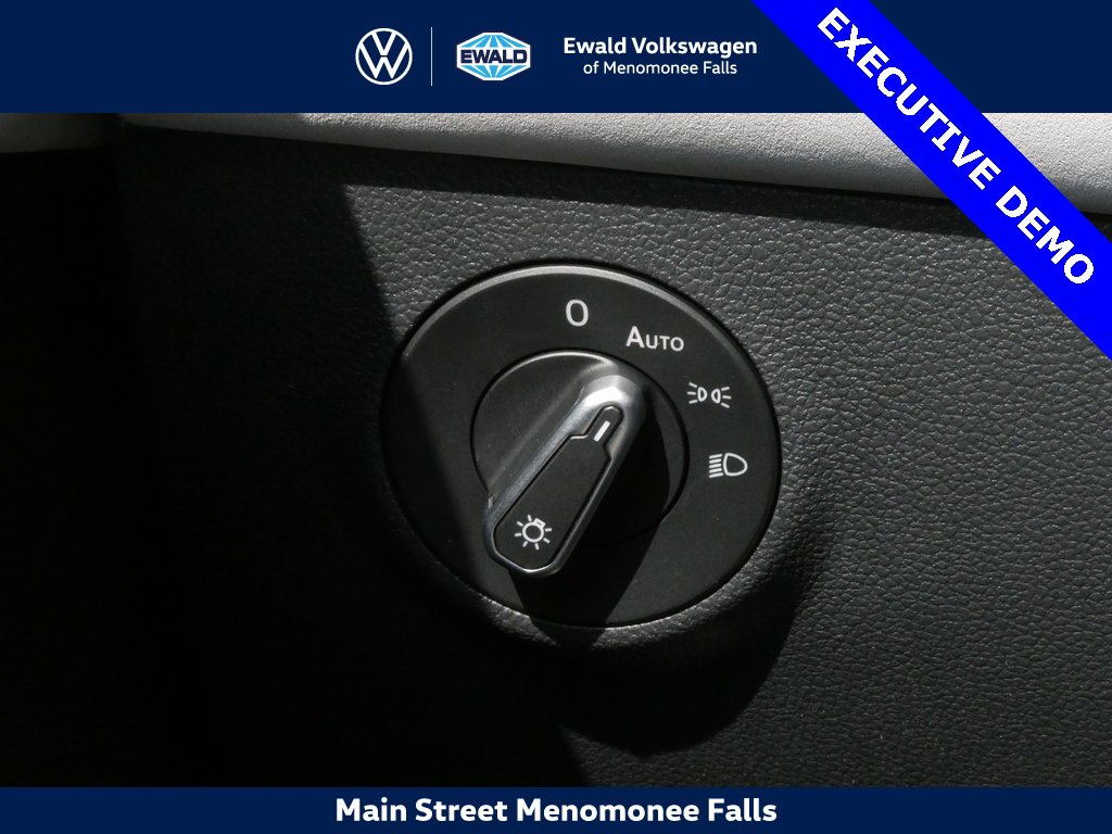 New 2025 Volkswagen Taos SE image 13