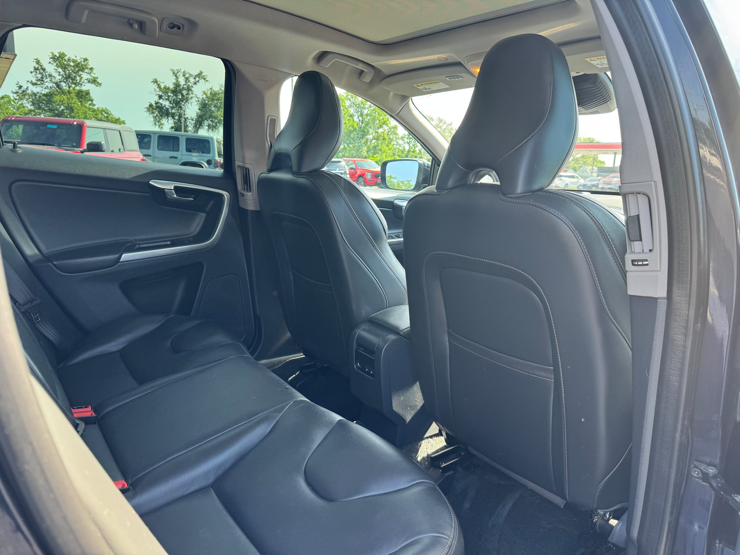Used 2017 Volvo XC60 T6 Dynamic w/ Advanced Package AWD/4WD image 16