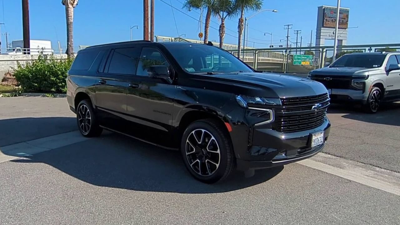 Used 2024 Chevrolet Suburban RST w/ Luxury Package AWD/4WD image 2