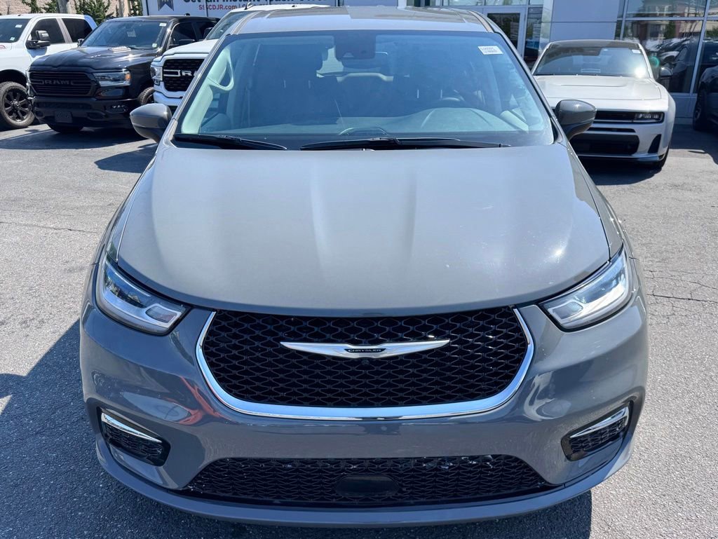 Used 2023 Chrysler Pacifica Touring-L FWD image 2