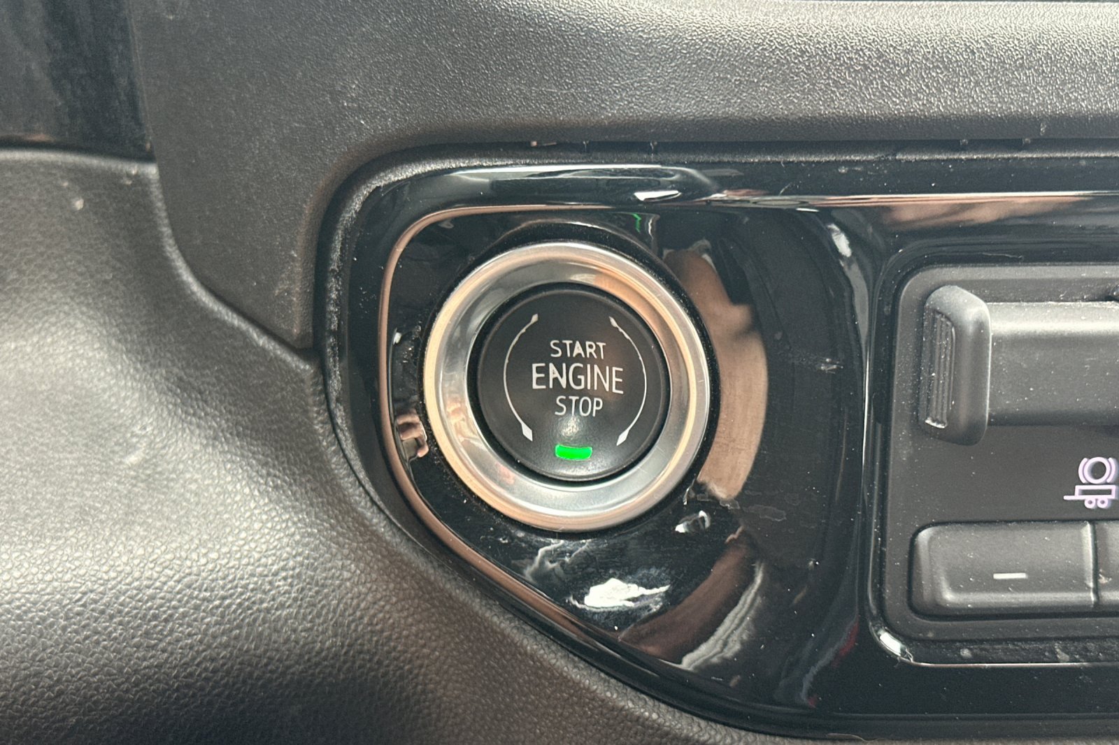 Used 2025 GMC Sierra 1500 SLT RWD image 32