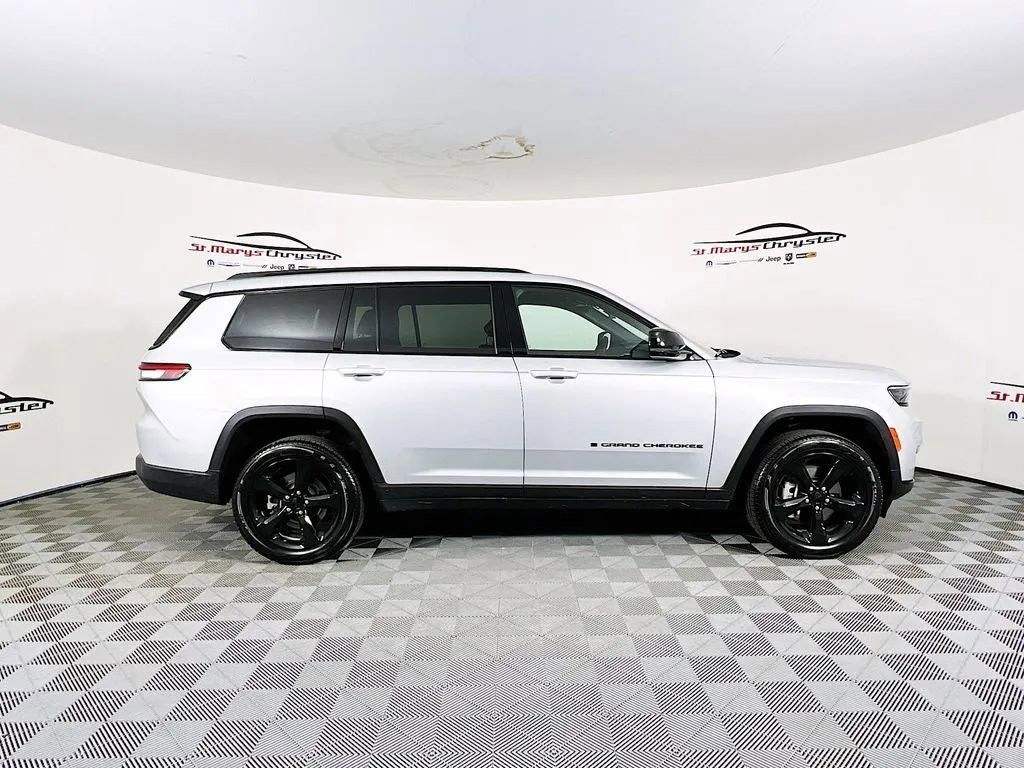 Used 2025 Jeep Grand Cherokee L Limited w/ Black Appearance Package image 9