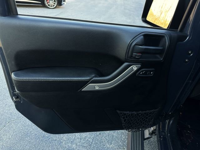 Used 2016 Jeep Wrangler Unlimited Rubicon image 12