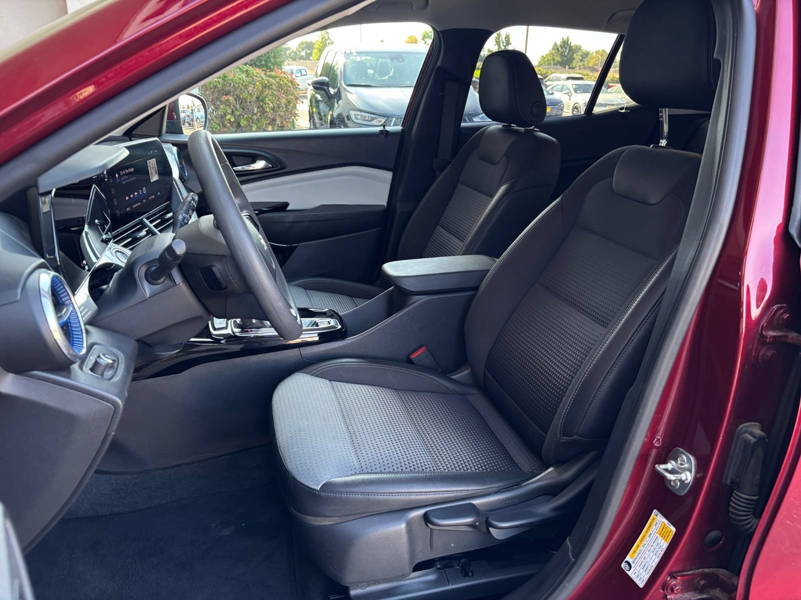 Used 2025 Chevrolet Trax LT FWD image 35