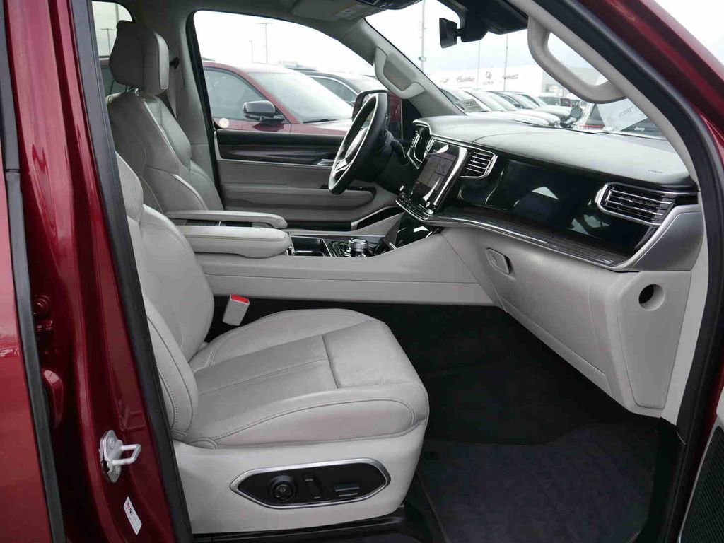 Used 2022 Jeep Wagoneer Series III w/ Flexible Seating Group image 27