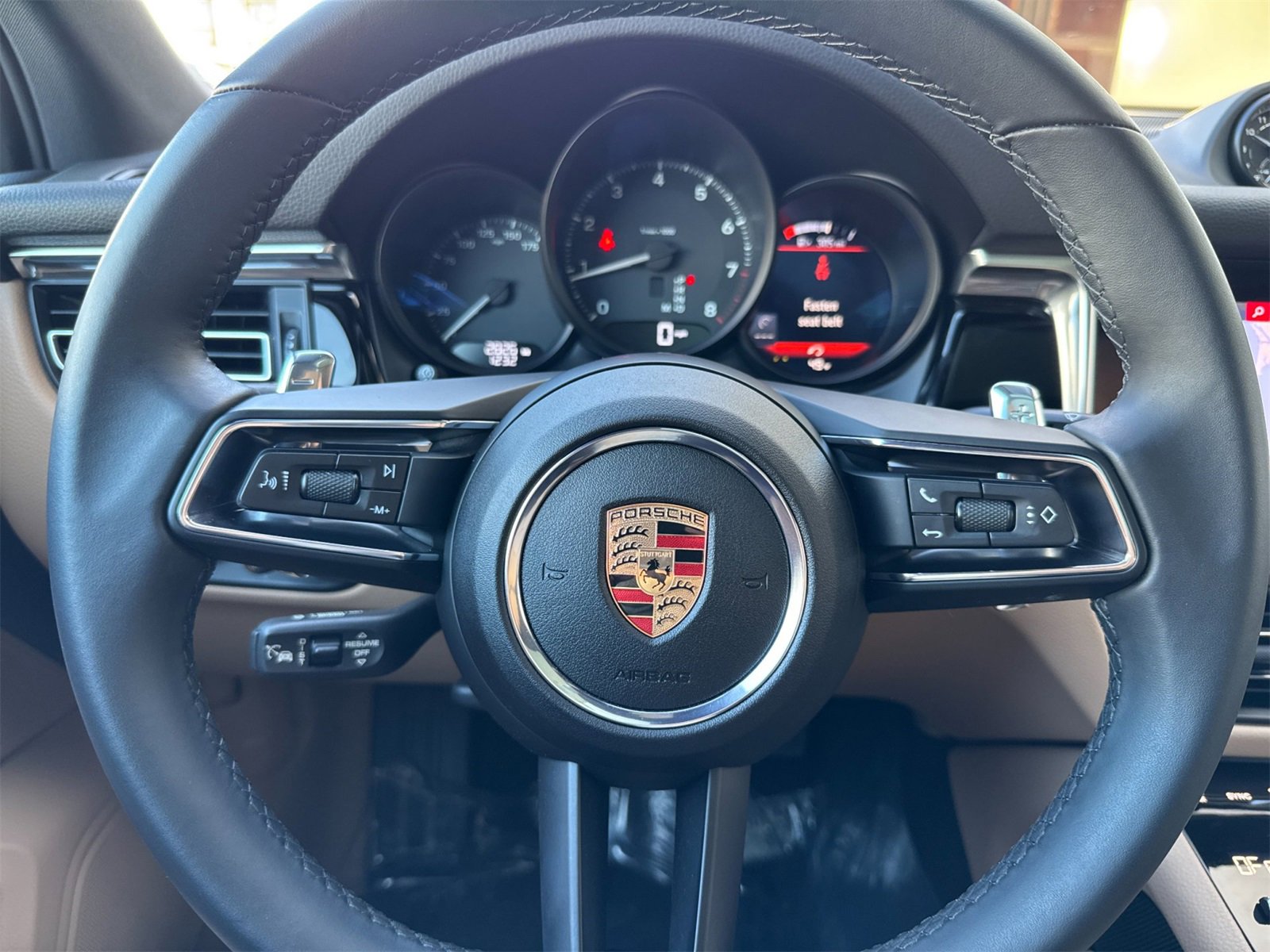 Used 2025 Porsche Macan image 26