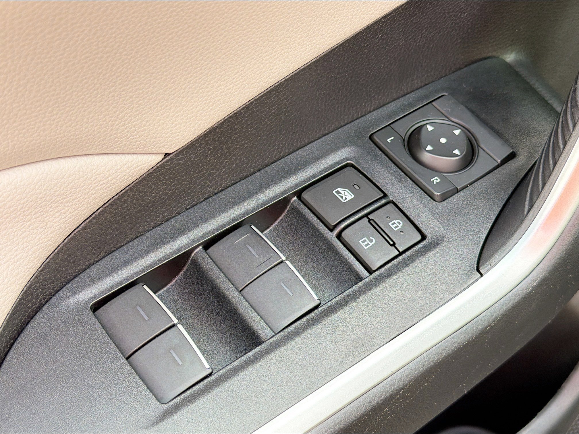 Used 2023 Toyota RAV4 XLE w/ Convenience Package AWD/4WD image 8