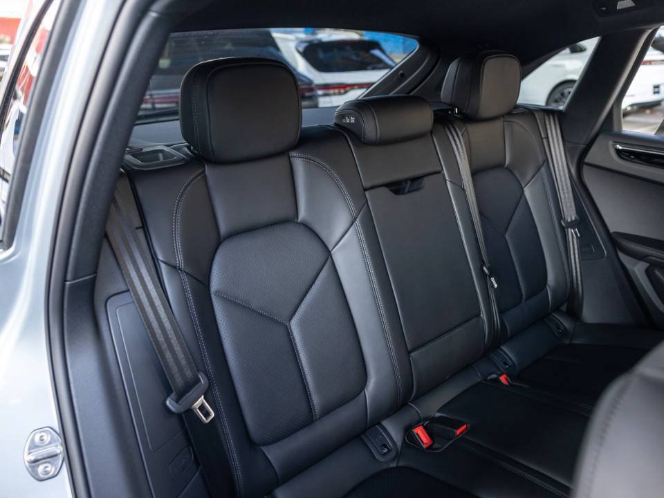 Certified 2026 Porsche Macan AWD/4WD image 33