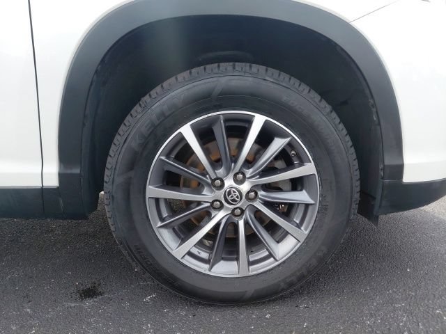 Used 2019 Toyota Highlander XLE FWD image 6