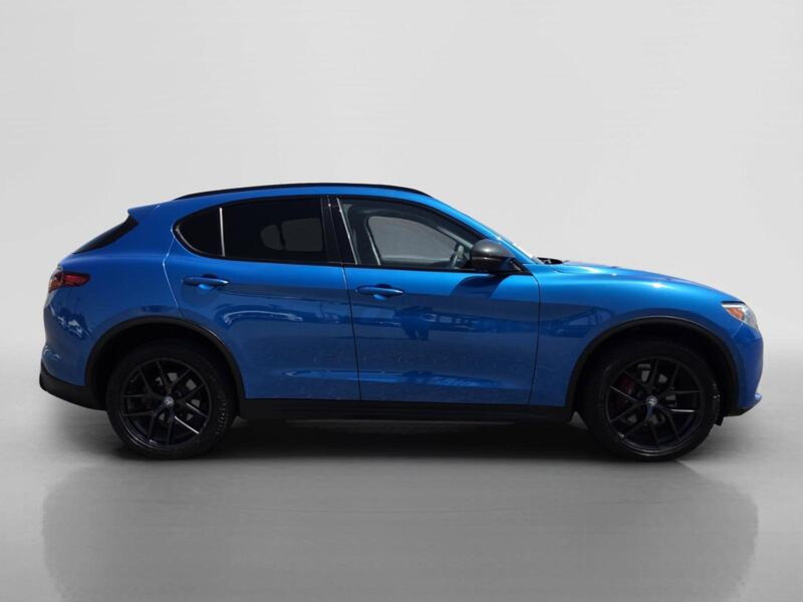 Used 2019 Alfa Romeo Stelvio AWD w/ Nero Edizione image 6