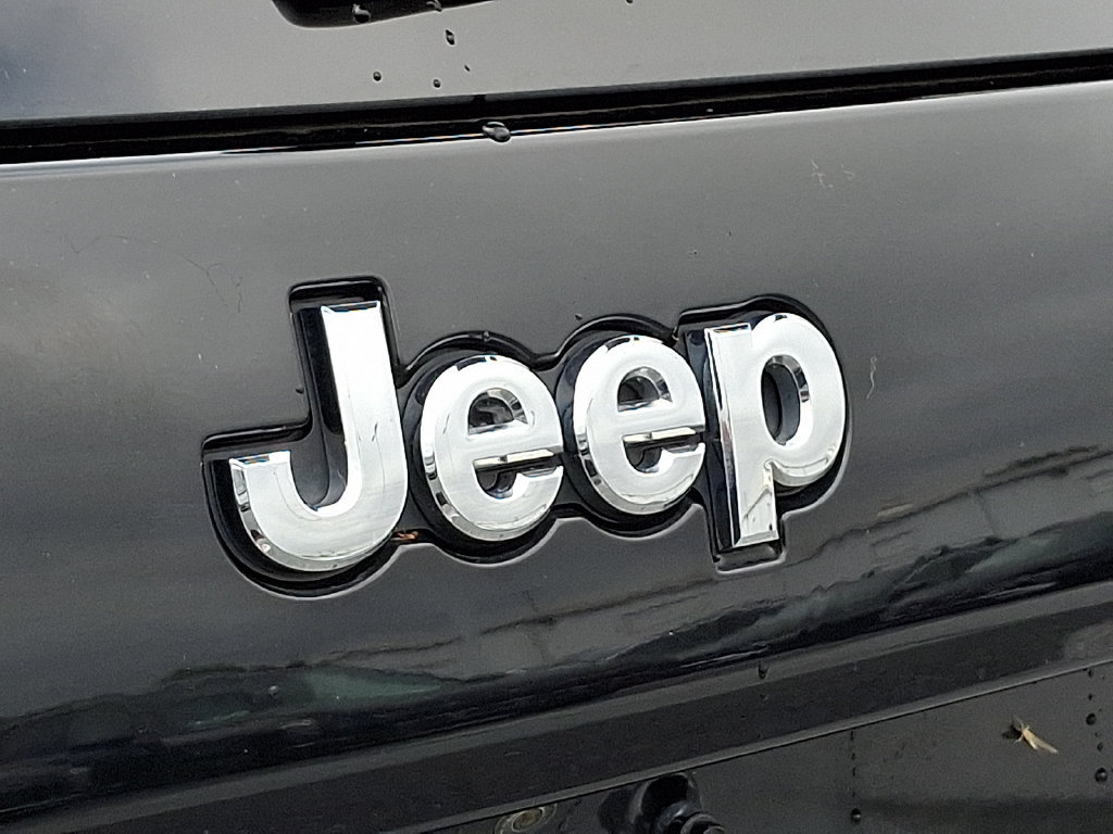 Used 2019 Jeep Cherokee Latitude Plus w/ Comfort/Convenience Group AWD/4WD image 29