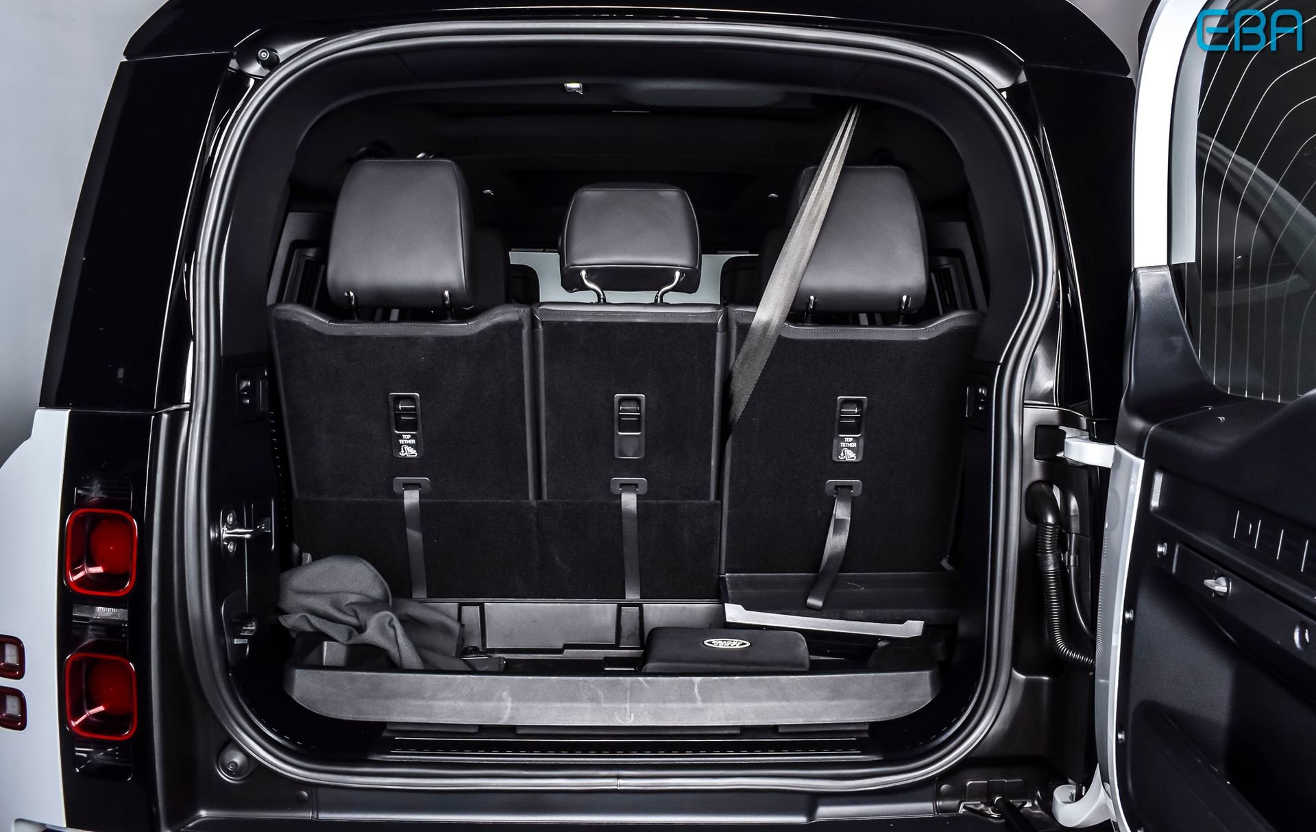 Used 2025 Land Rover Defender 130 X-Dynamic SE image 14