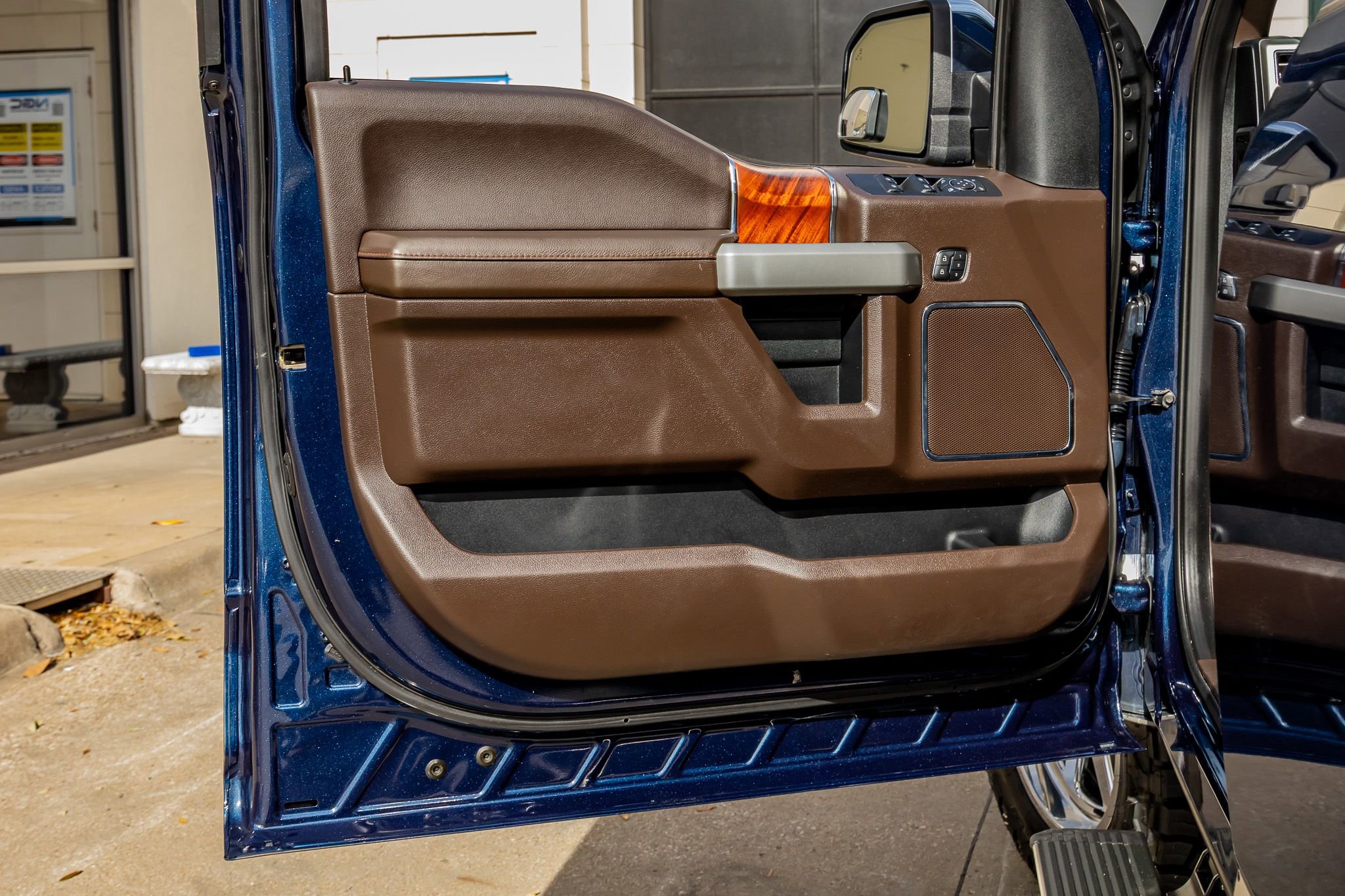 Used 2019 Ford F150 King Ranch w/ Equipment Group 601A Luxury AWD/4WD image 33