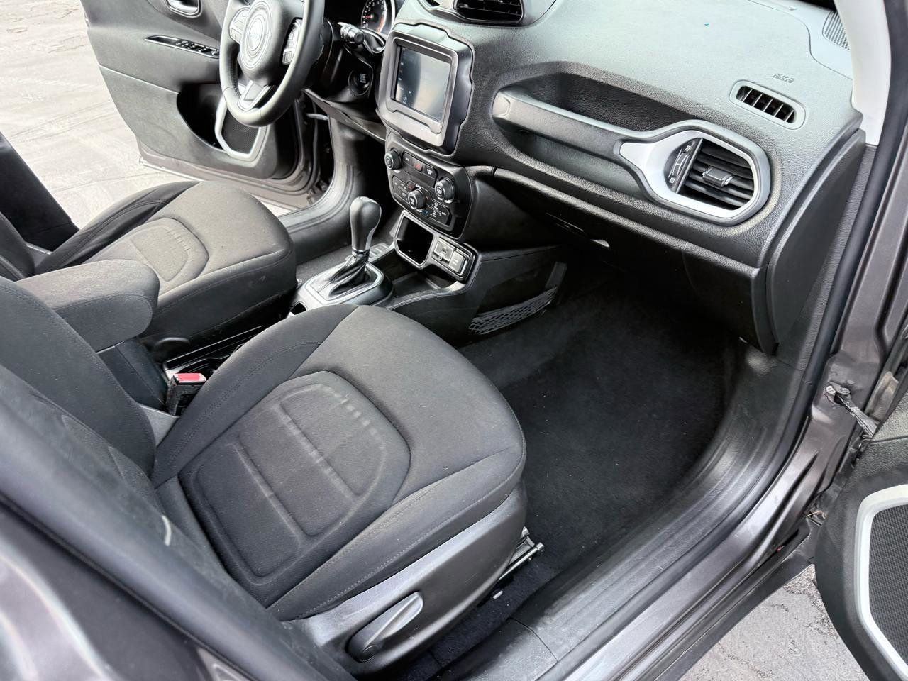 Used 2018 Jeep Renegade Latitude FWD image 14