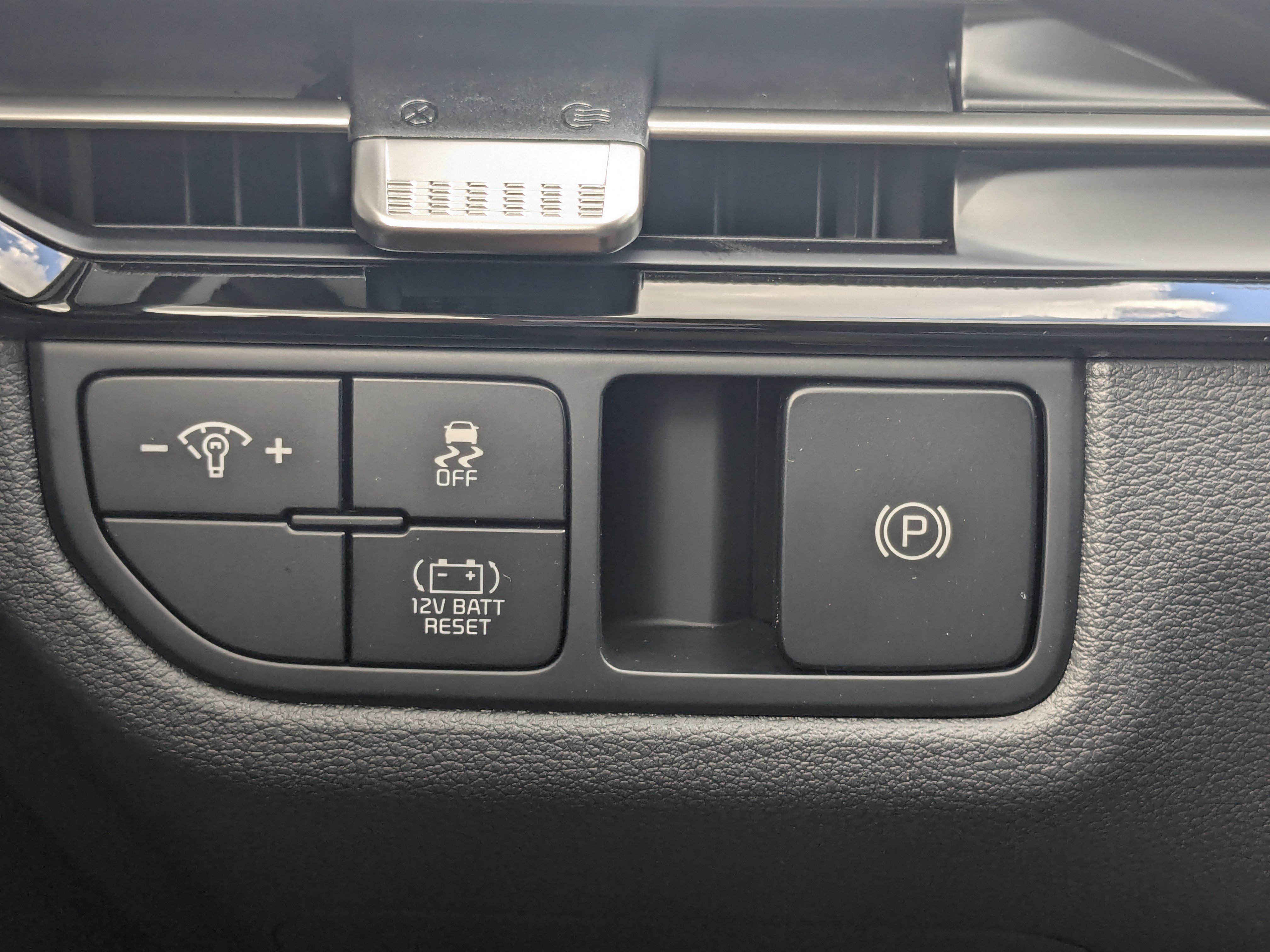 New 2026 Kia Sportage LX FWD image 32