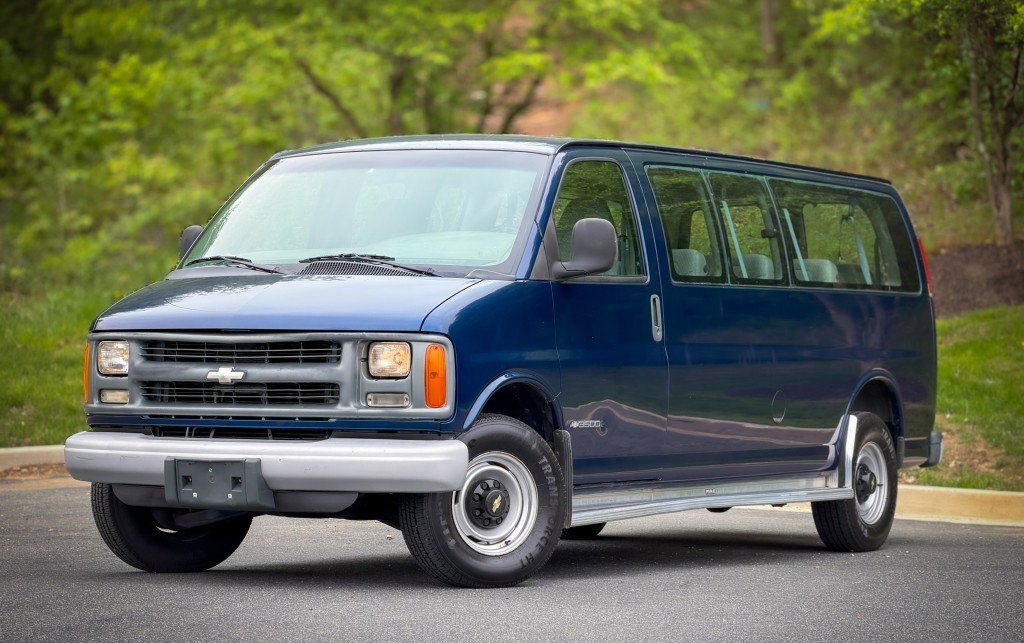 Used 2001 Chevrolet Express 3500 Extended Passenger w/ Preferred Equipment Group RWD image 2