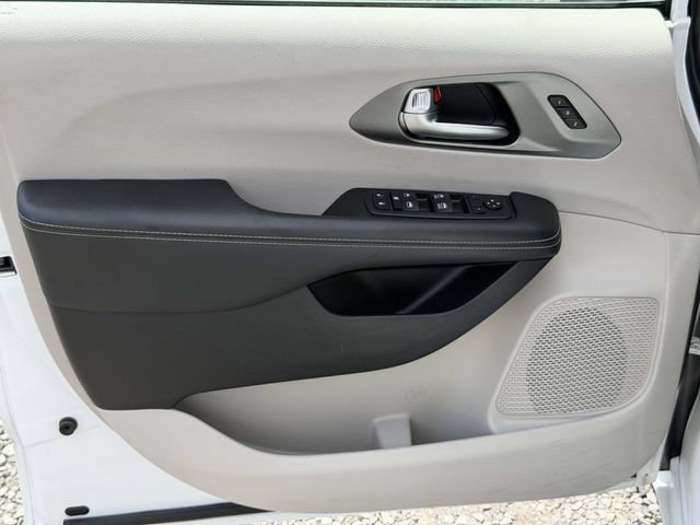 Used 2023 Chrysler Pacifica Touring-L FWD image 15