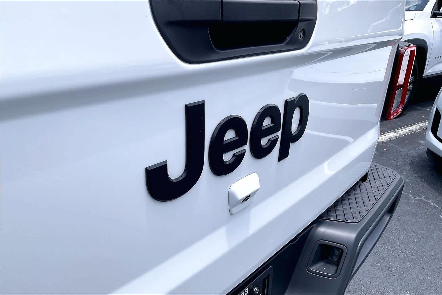Used 2024 Jeep Gladiator Sport AWD/4WD image 9